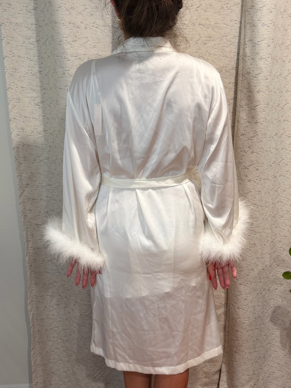 House of Harlow 1960 White Satin Feather Sleeve Robe - Picture 4 of 15